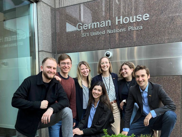 Die sieben Teilnehmenden der PEP 2023-Gruppe vor dem German House in Manhattan. Hier sitzt auch das Campus OWL New York Büro (Foto: Campus OWL/Büro New York)