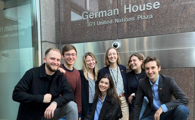 Die sieben Teilnehmenden der PEP 2023-Gruppe vor dem German House in Manhattan. Hier sitzt auch das Campus OWL New York Büro (Foto: Campus OWL/Büro New York)