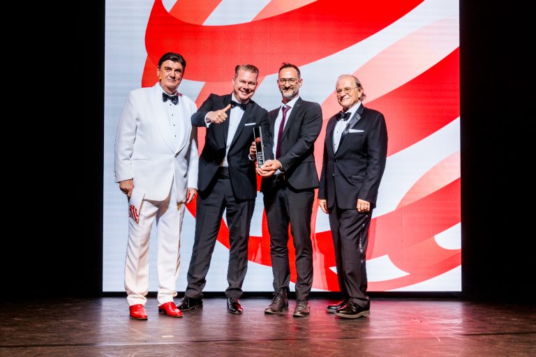 Sie haben Grund zum Feiern: Prof. Thomas Hofmann (Hochschule Osnabrück, 2.v.r.) und Matthias Gronstedt (HHLA Sky, 2.v.l.) bei der Gala des Red Dot Design Awards: Best of the Best in Essen. Zu den ersten Gratulanten gehörten Prof. Dr. Peter Zec (links), Initiator und CEO von Red Dot, sowie Gordon Bruce, renommierter Designer und Mitglied der Red Dot-Jury. (Foto: Red Dot)