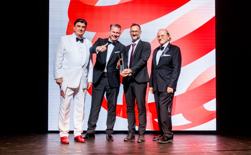 Sie haben Grund zum Feiern: Prof. Thomas Hofmann (Hochschule Osnabrück, 2.v.r.) und Matthias Gronstedt (HHLA Sky, 2.v.l.) bei der Gala des Red Dot Design Awards: Best of the Best in Essen. Zu den ersten Gratulanten gehörten Prof. Dr. Peter Zec (links), Initiator und CEO von Red Dot, sowie Gordon Bruce, renommierter Designer und Mitglied der Red Dot-Jury. (Foto: Red Dot)