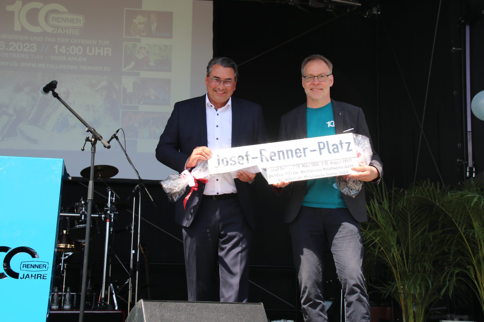 Jürgen Henke nimmt den „Josef-Renner-Platz“ von Bürgermeister Dr. Alexander Berger entgegen. (Foto: Metallwerk Renner GmbH)