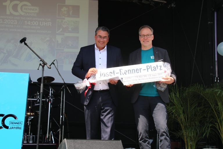 Jürgen Henke nimmt den „Josef-Renner-Platz“ von Bürgermeister Dr. Alexander Berger entgegen. (Foto: Metallwerk Renner GmbH)