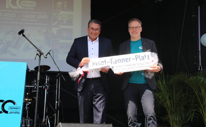 Jürgen Henke nimmt den „Josef-Renner-Platz“ von Bürgermeister Dr. Alexander Berger entgegen. (Foto: Metallwerk Renner GmbH)