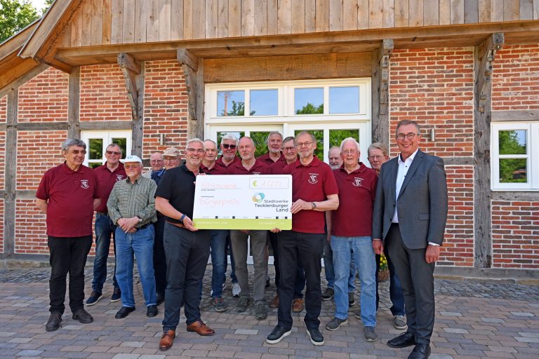 Reinhard Lömker (5.v.r.) nahm gemeinsam mit seinen Mitstreitern von der Rentnergruppe des Hei-matvereins Schale den symbolischen Scheck für das Preisgeld von Marcus Rüdiger (6.v.l.) in Emp-fang. Hopstens Bürgermeister Ludger Kleine-Harmeyer (r.) gratulierte und bedankte sich bei der Gruppe für deren Einsatz für den Ort. Foto: Stadtwerke Tecklenburger Land (Foto: SWTE)
