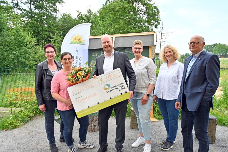 Dagmar van de Wint (2.v.l.) freute sich über die Glückwünsche, die Stadtwerke-Geschäftsführer Christian Averdiek (3.v.l.) überbrachte. Zu den Gratulanten gehörten die Vorstandskolleginnen Ale-xandra Ungruhe (l.), Stefanie Kleingünther (3.v.r.), Schulleiterin Bettina Panhorst und der stellvertre-tende Bürgermeister Gerhard Furche. (Foto: SWTE)