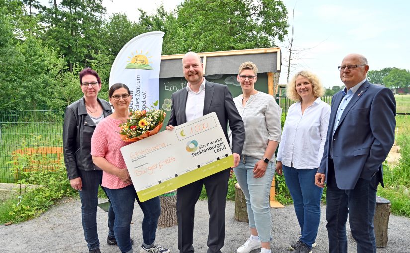 Dagmar van de Wint (2.v.l.) freute sich über die Glückwünsche, die Stadtwerke-Geschäftsführer Christian Averdiek (3.v.l.) überbrachte. Zu den Gratulanten gehörten die Vorstandskolleginnen Ale-xandra Ungruhe (l.), Stefanie Kleingünther (3.v.r.), Schulleiterin Bettina Panhorst und der stellvertre-tende Bürgermeister Gerhard Furche. (Foto: SWTE)