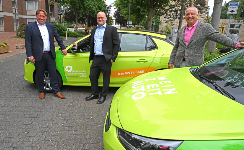 Ibbenbürens Bürgermeister Dr. Marc Schrameyer (v.l.), Stadtwerke-Geschäftsführer Tobias Koch und stadtteilauto-Geschäftsführer Christian Kluck freuen sich über das neue Angebot von Carsha-ring mit den beiden knallig-grünen SWTe-mobilen in Ibbenbüren. (Foto: SWTE)