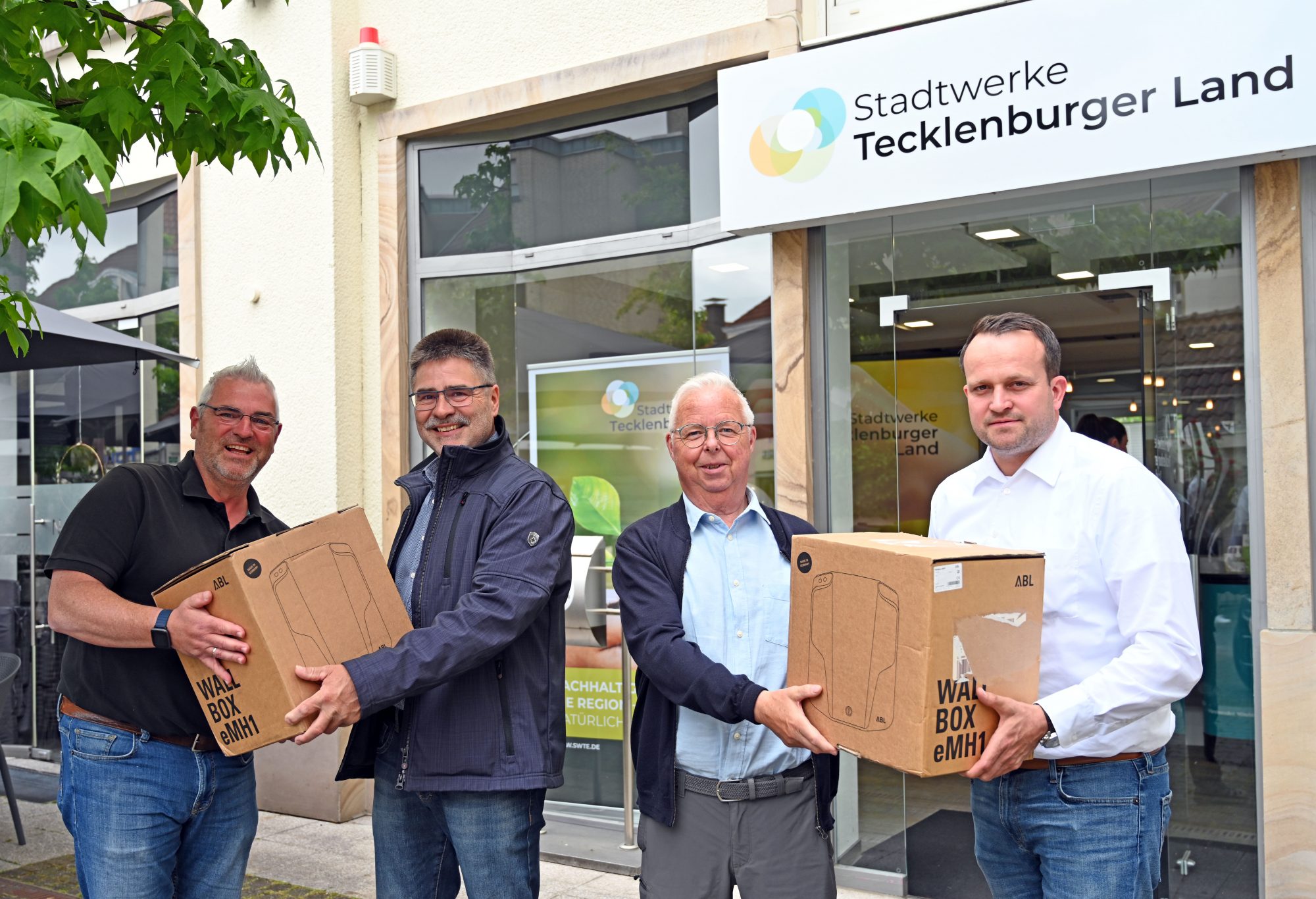 Willi Brinkhus (2.v.l.) und Peter Donnermeyer (2.v.r.) nahmen die Wallboxen aus den Händen von Daniel Georg (r.) und Marcus Rüdiger in Empfang. (Foto: SWTE)