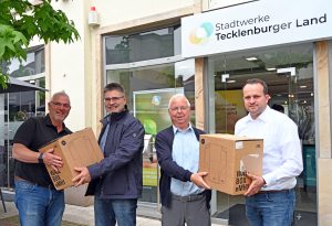 Willi Brinkhus (2.v.l.) und Peter Donnermeyer (2.v.r.) nahmen die Wallboxen aus den Händen von Daniel Georg (r.) und Marcus Rüdiger in Empfang. (Foto: SWTE)
