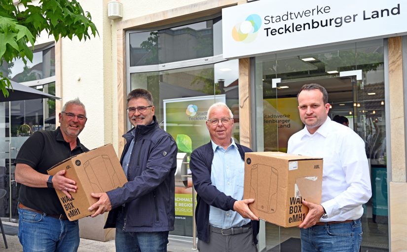 Willi Brinkhus (2.v.l.) und Peter Donnermeyer (2.v.r.) nahmen die Wallboxen aus den Händen von Daniel Georg (r.) und Marcus Rüdiger in Empfang. (Foto: SWTE)