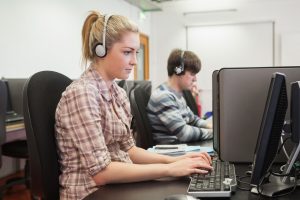 Für viele Studierende aus dem Kreis Lippe sind die Semesterferien ein willkommener Anlass, um durch Jobben Geld zu verdienen. (Foto: AOK/hfr.)