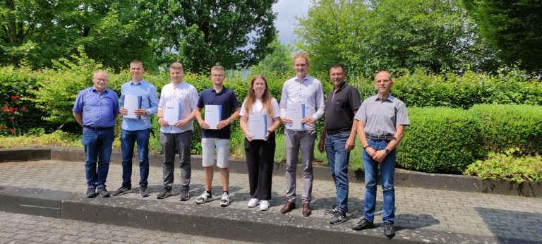 Martin Heringlake, Phoenix Contact GmbH & Co. KG, Vorsitz Werkzeugmechaniker Formentechnik, Fabian Günnewich, Phoenix Contact GmbH & Co. KG, Stefan Reimer, Weidmüller Interface GmbH, Nils Laghusemann, Sollich KG, Merle Leinecke, KEB Automation KG, Malte Senge, Gebr. Brasseler GmbH & Co. KG, Norbert Wrede, Phoenix Contact GmbH & Co. KG und Frank Schäl, Vorsitzende Industriemechaniker Maschinen- und Anlagenbau und Produktionstechnik (Foto: IHK)