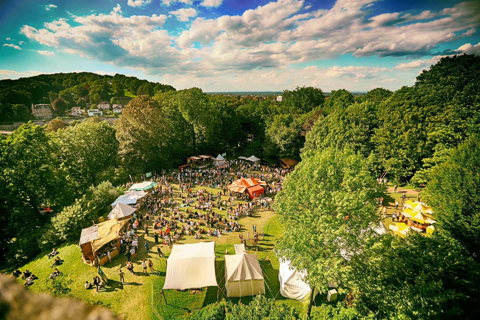 Kostüme und bunte Marktstände sorgen für historische Atmosphäre unterhalb der mächtigen Festungsanlage – nur wenige Gehminuten vom Zentrum entfernt. (Foto: Bielefeld Marketing GmbH / Sarah Jonek)