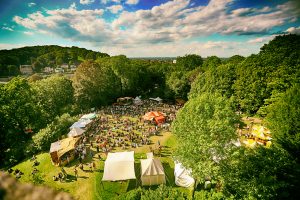 Kostüme und bunte Marktstände sorgen für historische Atmosphäre unterhalb der mächtigen Festungsanlage – nur wenige Gehminuten vom Zentrum entfernt. (Foto: Bielefeld Marketing GmbH / Sarah Jonek)