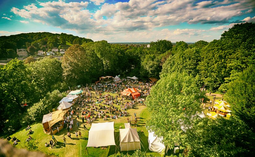 Kostüme und bunte Marktstände sorgen für historische Atmosphäre unterhalb der mächtigen Festungsanlage – nur wenige Gehminuten vom Zentrum entfernt. (Foto: Bielefeld Marketing GmbH / Sarah Jonek)