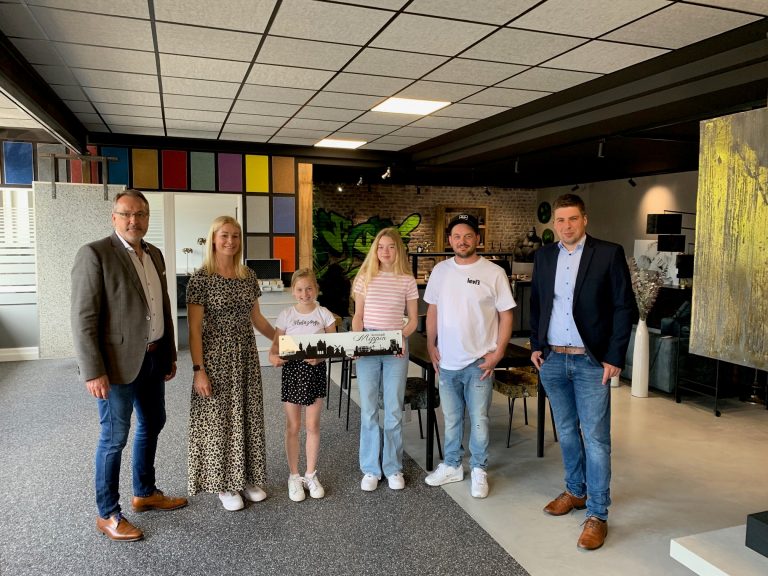 Bürgermeister Helmut Knurbein (lonks) und Wirtschaftsförderer Alexander Kassner (rechts) machten sich vor Ort ein Bild vom neuen HEIMDESIGN-Showroom. Vor Ort wurden sie vom Unternehmensgründer und geschäftsführenden Inhaber Michael Mai (2. v. r.) gemeinsam mit seiner Ehefrau Moni (2. v. l.) und seinen Töchtern Mina (3. v. r.) und Marcie (3. v. l.) willkommen geheißen. (Foto: Stadt Meppen)