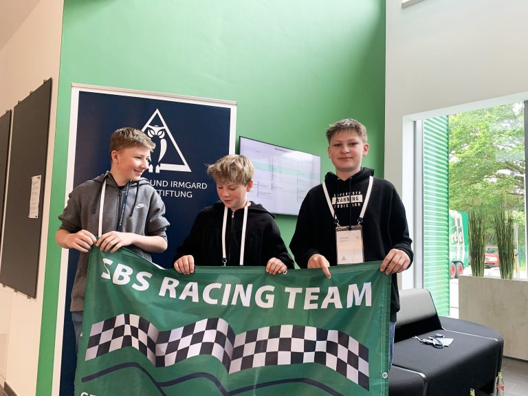Die Stemweder-Berg-Schule war unter anderem mit dem Team Mach-mal-vor mit (von links) Moritz Kettler, Hardy Matz und Daniel Riehs (alle in der Jahrgangsstufe 8) beim Diepholzer Solarautorennen der Dr. Jürgen und Irmgard Ulderup Stiftung vertreten. (Foto: Stemweder-Berg-Schule)