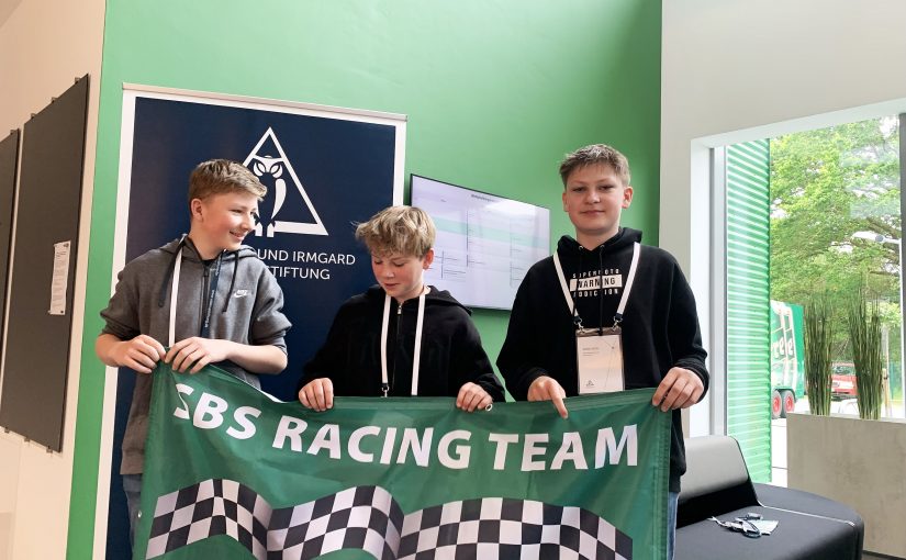 Die Stemweder-Berg-Schule war unter anderem mit dem Team Mach-mal-vor mit (von links) Moritz Kettler, Hardy Matz und Daniel Riehs (alle in der Jahrgangsstufe 8) beim Diepholzer Solarautorennen der Dr. Jürgen und Irmgard Ulderup Stiftung vertreten. (Foto: Stemweder-Berg-Schule)