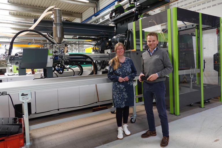 Andrea Frosch vom WIGOS-UnternehmensService informierte sich bei Dr. Peter Brinkmann über die Entwicklung des Unternehmens TKT Kunststoff-Technik GmbH. (Foto: Sandra Joachim-Meyer)