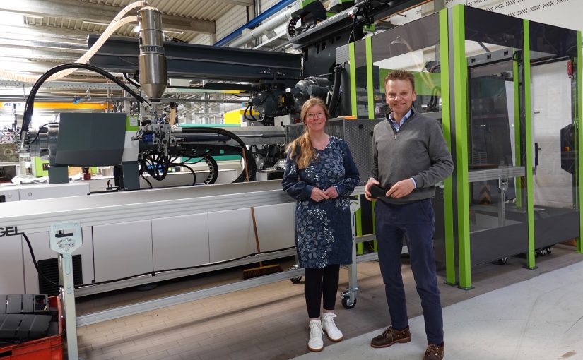 Andrea Frosch vom WIGOS-UnternehmensService informierte sich bei Dr. Peter Brinkmann über die Entwicklung des Unternehmens TKT Kunststoff-Technik GmbH. (Foto: Sandra Joachim-Meyer)