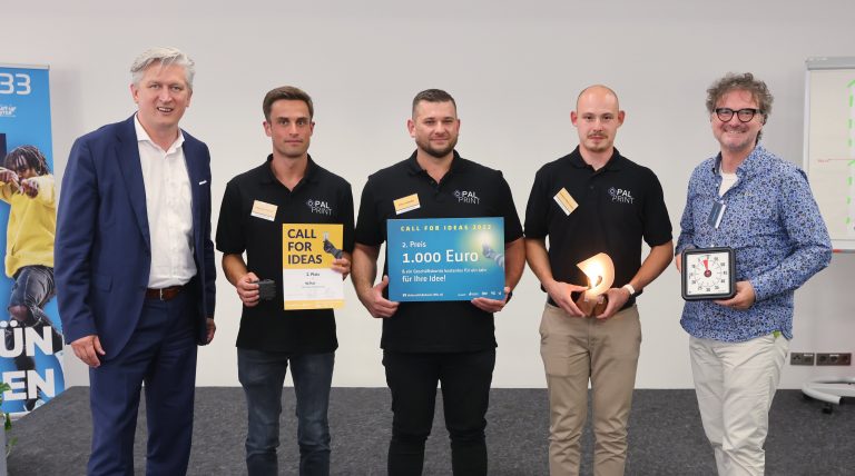 Ansgar Käter, Vorstandsvorsitzender der VerbundVolksbank OWL (links), und Prof. Dr. Rüdiger Kabst, wissenschaftlicher Leiter des Technologietransfer- und Existenzgründungs-Center der Univer-sität Paderborn (rechts), mit den Preisträgern des zweiten Platzes vom vergangenen Jahr Sebastian Frücht, Paul Johann Linder und Andreas Ribul-Olzer von „Palprint“. Das Team wird bei der diesjähri-gen Veranstaltung von ihren Erfahrungen und Fortschritten seit dem vergangenen Jahr berichten. (Foto: Dietmar Flach)