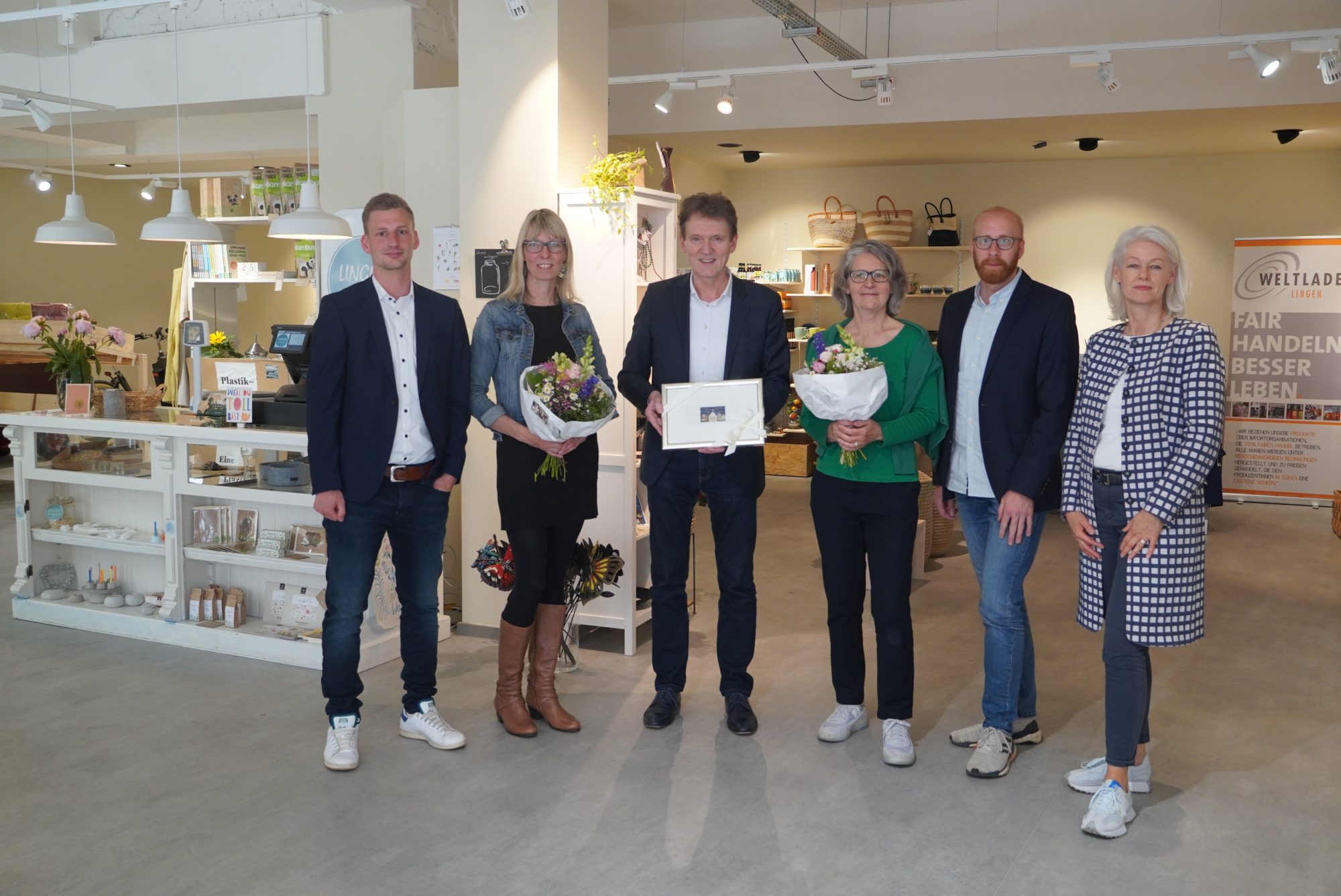 Herzliche Gratulation zum Gemeinschaftsstore: (v.li.) Jonas Berger (Citymanagement der Stadt Lingen (Ems)), Sandra Reichenberger (Unverpackt Lingen), Oberbürgermeister Dieter Krone, Barbara Ecke (Weltladen Lingen), Marko Schnitker (stellvertretender Geschäftsführer der Lingen Wirtschaft + Tourismus GmbH) und Kerstin Steinborn (Geschäftsführerin MVI Immobiliengruppe). (Foto: Stadt Lingen)