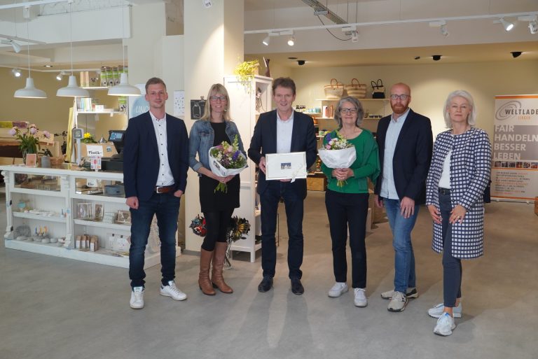 Herzliche Gratulation zum Gemeinschaftsstore: (v.li.) Jonas Berger (Citymanagement der Stadt Lingen (Ems)), Sandra Reichenberger (Unverpackt Lingen), Oberbürgermeister Dieter Krone, Barbara Ecke (Weltladen Lingen), Marko Schnitker (stellvertretender Geschäftsführer der Lingen Wirtschaft + Tourismus GmbH) und Kerstin Steinborn (Geschäftsführerin MVI Immobiliengruppe). (Foto: Stadt Lingen)