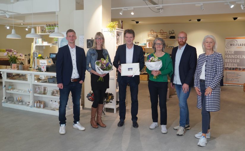 Herzliche Gratulation zum Gemeinschaftsstore: (v.li.) Jonas Berger (Citymanagement der Stadt Lingen (Ems)), Sandra Reichenberger (Unverpackt Lingen), Oberbürgermeister Dieter Krone, Barbara Ecke (Weltladen Lingen), Marko Schnitker (stellvertretender Geschäftsführer der Lingen Wirtschaft + Tourismus GmbH) und Kerstin Steinborn (Geschäftsführerin MVI Immobiliengruppe). (Foto: Stadt Lingen)