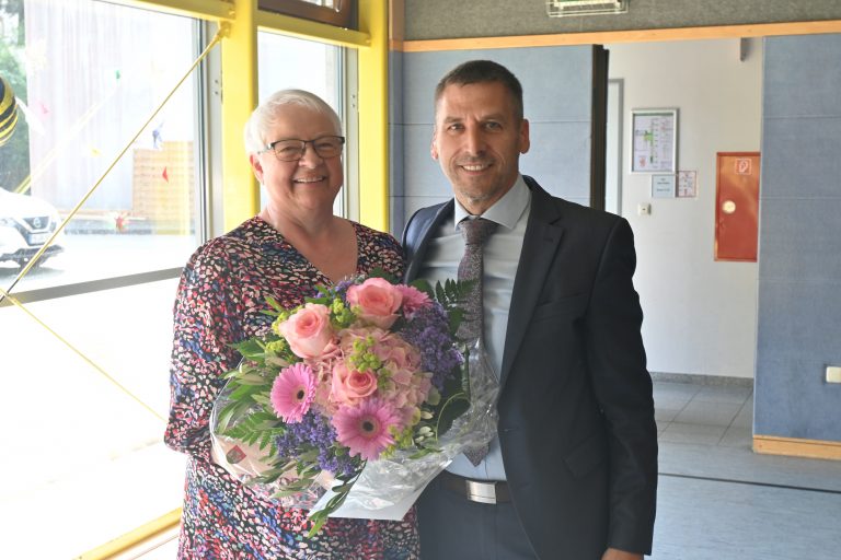 Schulleiterin Gabi Kaup mit Bürgermeister Burkhard Schwuchow bei der feierlichen Verabschiedung in der Turnhalle der Grundschule Lindenhof. (Foto: Stadt Büren)