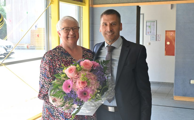 Schulleiterin Gabi Kaup mit Bürgermeister Burkhard Schwuchow bei der feierlichen Verabschiedung in der Turnhalle der Grundschule Lindenhof. (Foto: Stadt Büren)