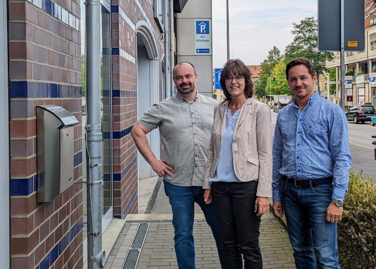 Team der Verbraucherzentrale Detmold, von links nach rechts, Matthias Ansbach (Energieberater), Brigitte Dörhöfer (Leiterin), Arkadiusz Galek (Berater). (Foto: Verbraucherzentrale NRW)