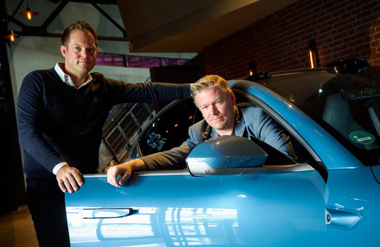 Stellten den Inhabern Freier Kfz-Werkstätten in Westfalen jetzt in Bielefeld das erste Modell der Marke NIO in Deutschland vor, die elektrisch angetriebene Luxus-Limousine NIO ET7: (von links) Ole Gravenhorst und Georg Bruce, Key Account Manager für Niedersachsen und NRW (Foto: Wittich GmbH/Ruthe)