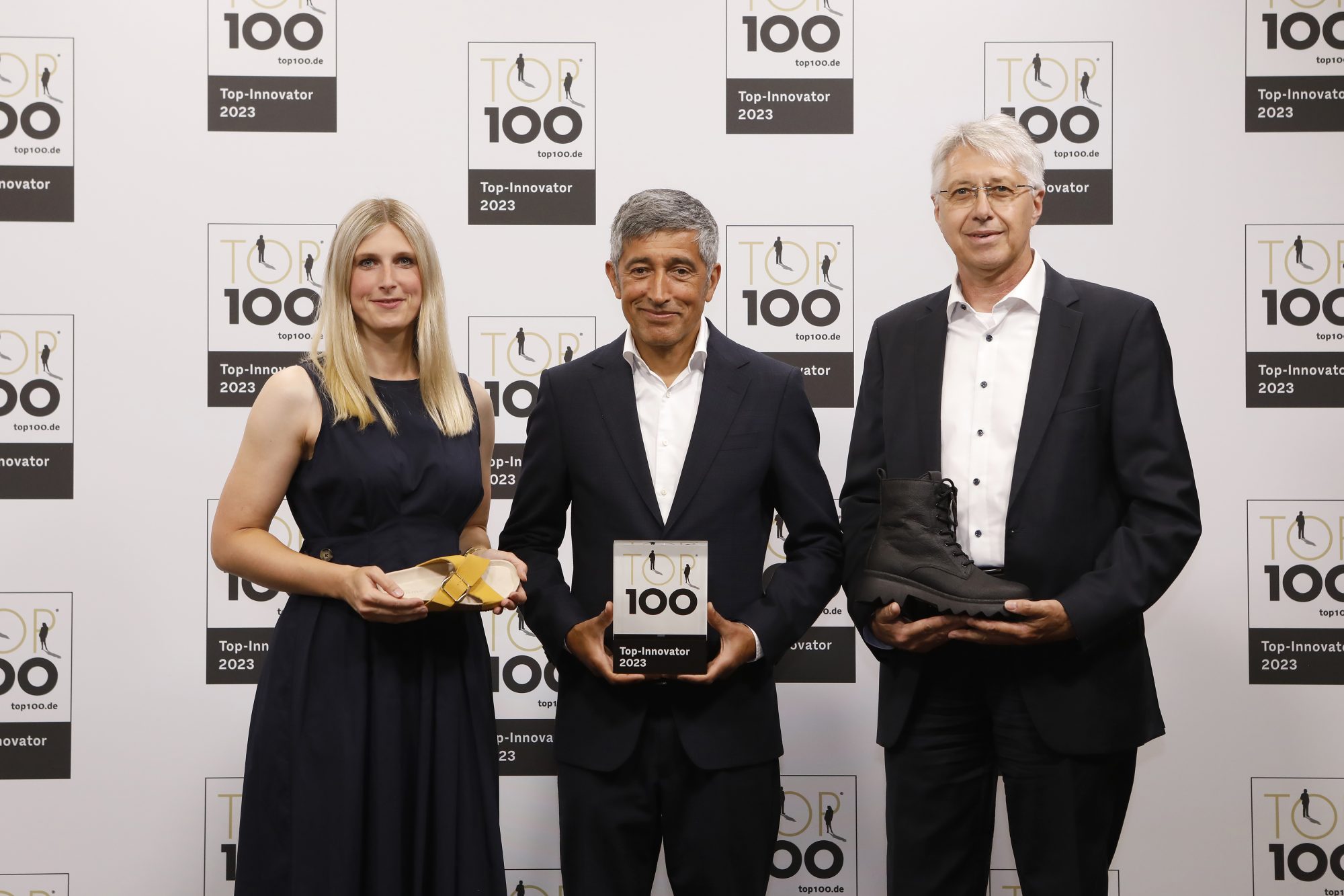 von links nach rechts: Sarah Schröder (Assistenz CEO & Projektgruppe Wortmann), Ranga Yogeshwar (Mentor TOP 100-Wettbewerb), Andreas Burmeister (Head of CSR Wortmann Gruppe & Projektteam Wortmann) (Foto: KD Busch / compamedia)
