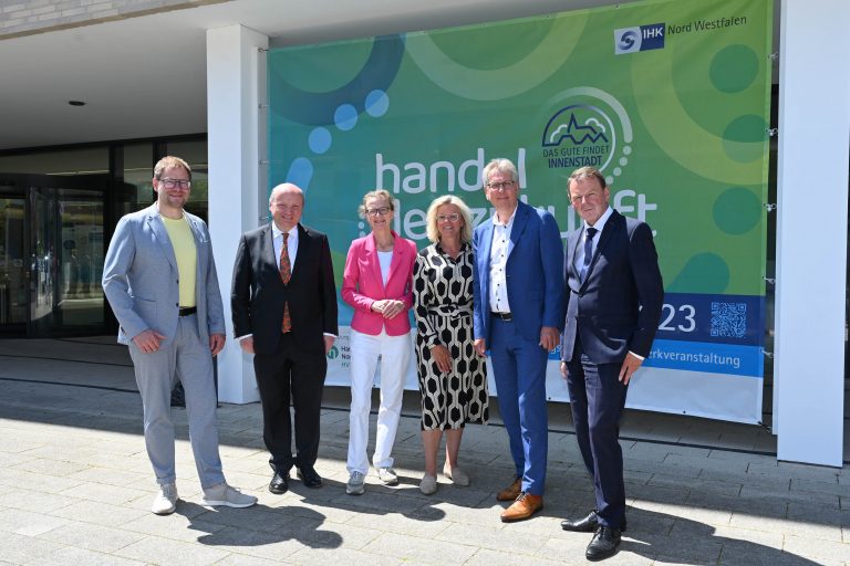 Diskutierten mit Gewerbetreibenden aus Handel und Gastronomie sowie Verantwortlichen aus Stadtmarketing und Wirtschaftsförderung über die Zukunft der Innenstädte: (v. l.) Christoph Berger, Inhaber des Modehauses Ebbers in Warendorf und Vorsitzender im IHK-Handelsausschuss, IHK-Präsident Dr. Benedikt Hüffer, Dr. Christina Willerding von der Wirtschaftsförderung Münster, Christiane Roth, Geschäftsführerin des Handelsverbands NRW Westfalen-Münsterland, Michael Radau, Präsident des Handelsverbandes NRW und IHK-Vizepräsident, sowie IHK-Hauptgeschäftsführer Dr. Fritz Jaeckel. (Foto: Joachim Busch/IHK Nord Westfalen)