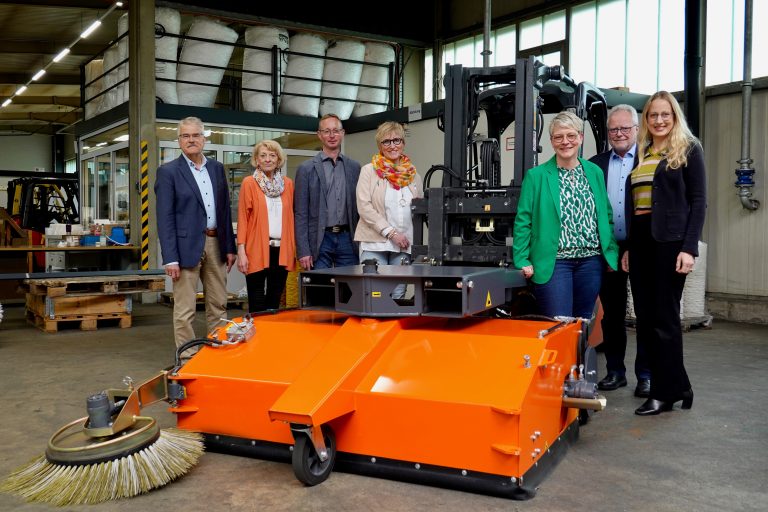 Landrätin Anna Kebschull und WIGOS-Geschäftsführer Siegfried Averhage infor-mierten sich bei Sonja Koopmann (v. re. n. li.) im Beisein von Claudia Feltmann und Dirk Boguhn (Samtgemeinde Neuenkirchen), Ursula Berens (bema) und Hermann Dreising (Bürgermeister Voltlage) über „Sweezy“.(Foto: Sandra Joachim-Meyer)