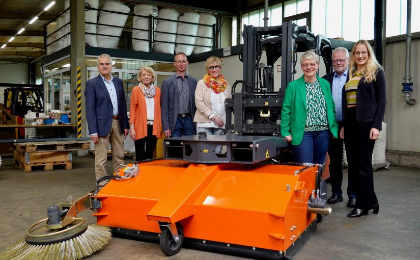 Neue Sweezy-Kehrmaschine mit effizientem Radantrieb sorgt für saubere Höfe