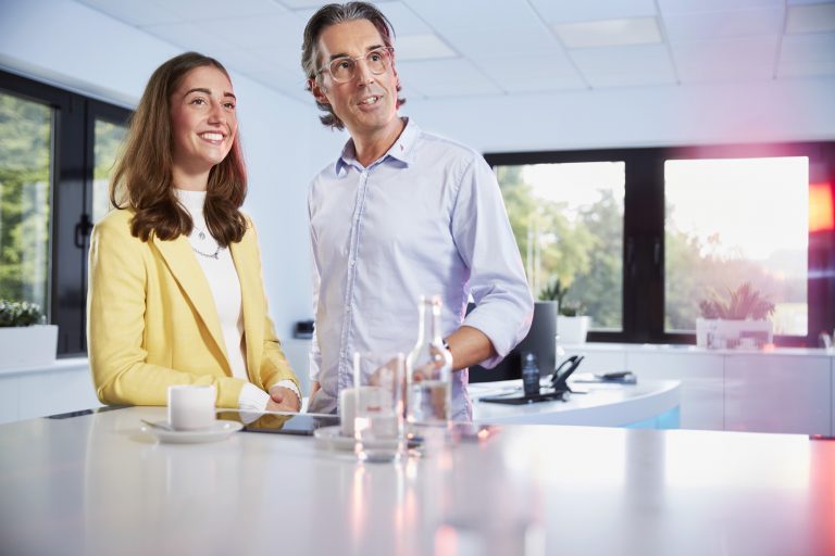 Kim Heuser unterstützt ihren Vater und Geschäftsführer Thomas Heuser seit Anfang des Jahres als Prokuristin von herotec. (Foto: herotec GmbH Flächenheizung)