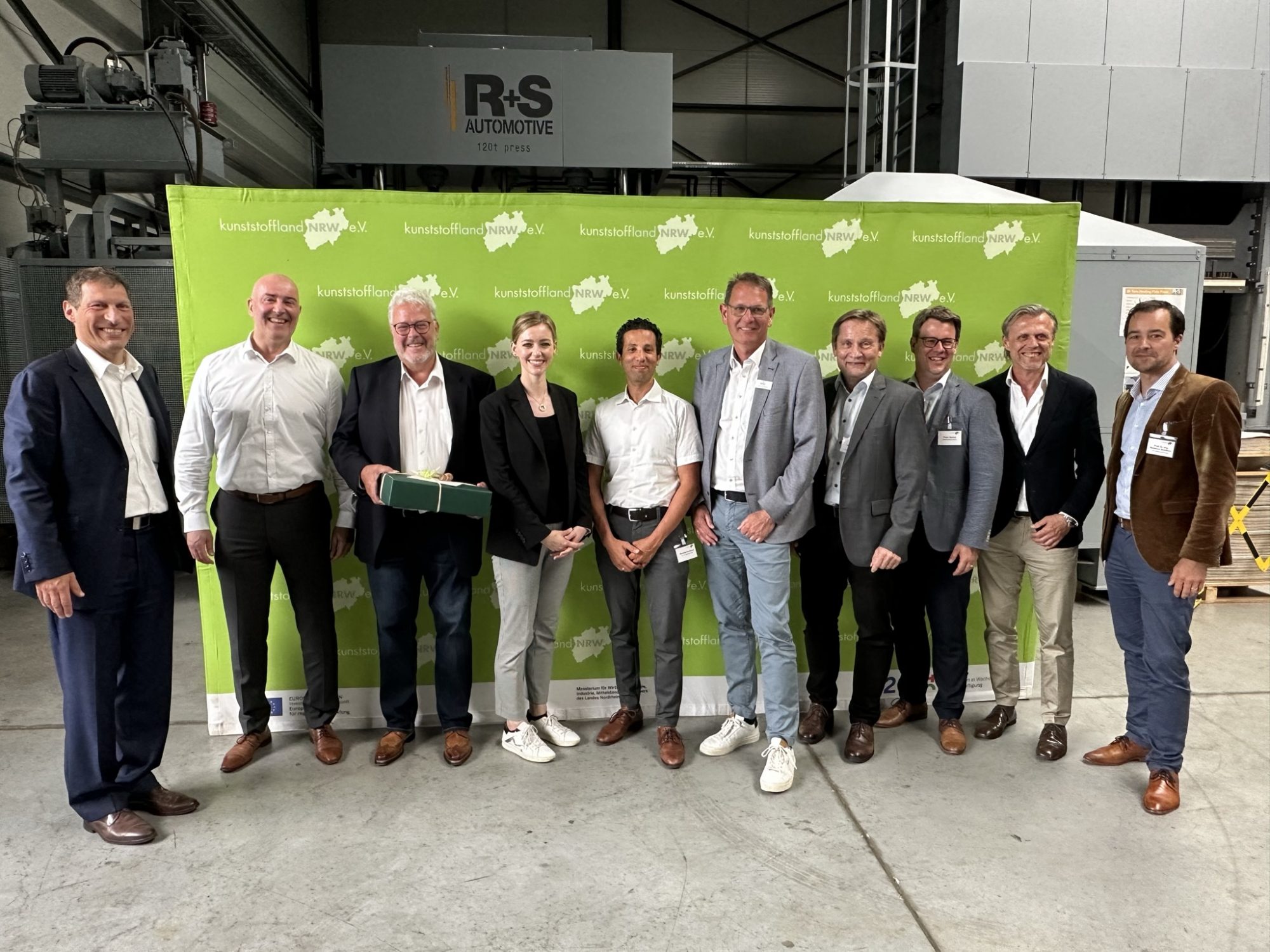 v.l.n.r.: Dr. Ron Brinitzer, kunststoffland NRW, Andreas Kroll, Büchner Barella Assekuranzmakler GmbH, Stefan Hagen, Hagen Consulting & Training GmbH, Ines Oud kunststoffland NRW/SIMCON kunststofftechnische Software GmbH, Brahim Fardouss, R+S Automotive GmbH, Thimo van Gessel, R+S Automotive GmbH, Dr. Christian Haessler, Covestro Deutschland AG, Peter Barlog, Barlog Plastics GmbH, Dr. Axel Tuchlenski, LANXESS Deutschland GmbH, Prof. Dr.-Ing. Reinhard Schiffers, Universität Duisburg-Essen, Institut für Produkt Engineering, Konstruktion und Kunststoffmaschinen (nicht auf dem Foto: Dr. Patrick Glöckner, Evonik Industries AG, Dr. Jörg Ulrich Zilles, Quarzwerke GmbH HPF The Mineral Engineers, Michael Wiener, DSD Duales System Holding GmbH & Co. KG (Foto: Kunststoffland NRW)