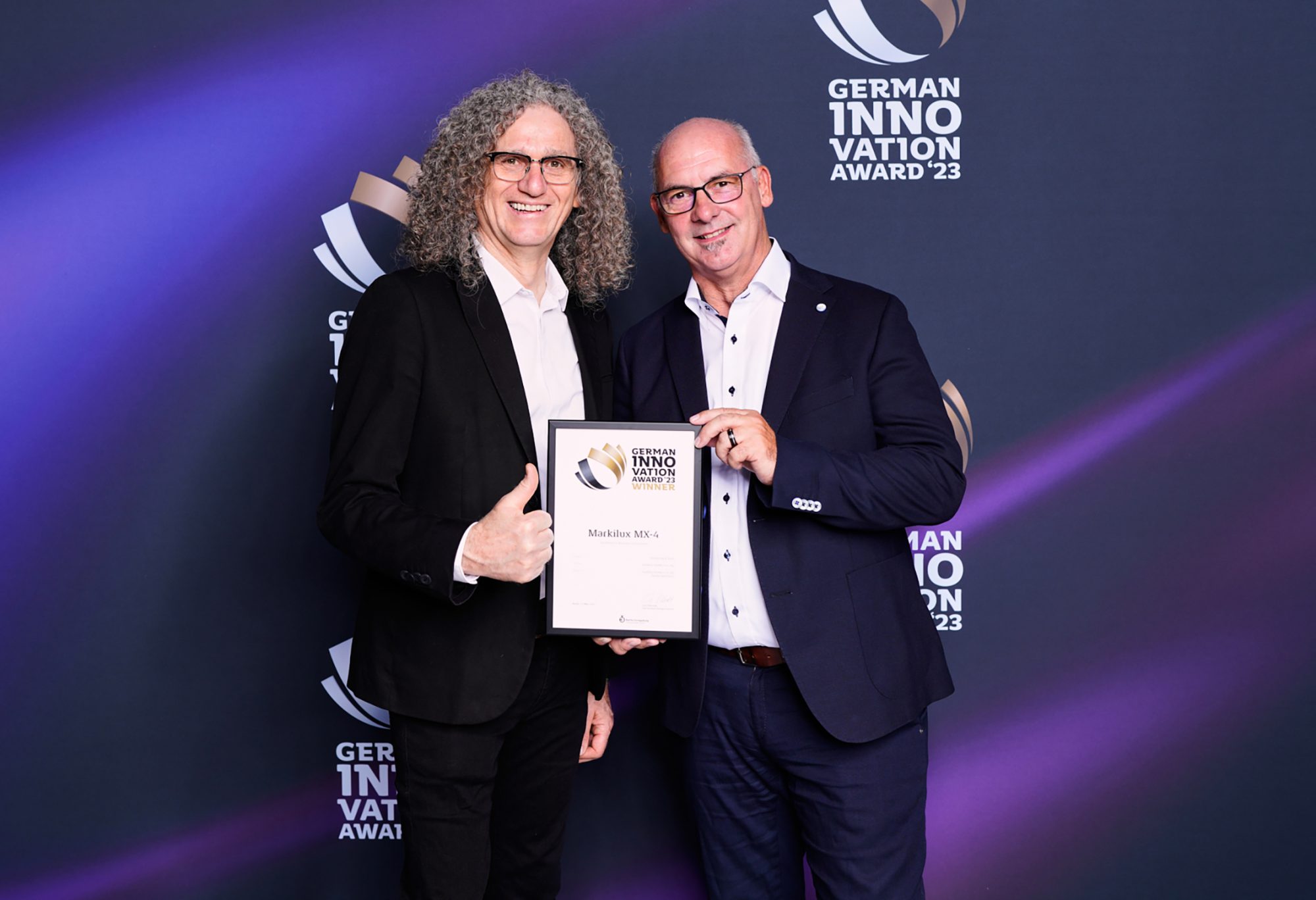 Michael Gerling, Geschäftsführer für Technik und Produktion bei markilux, und Sven Kröner, Leiter der Abteilung Entwicklung und Konstruktion, haben am 24. Mai den „German Innovation Award“ 2023 für die neue Kassettenmarkise „MX-4“ im „Futurium“ in Berlin entgegengenommen. (Foto: Markilux)