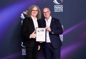 Michael Gerling, Geschäftsführer für Technik und Produktion bei markilux, und Sven Kröner, Leiter der Abteilung Entwicklung und Konstruktion, haben am 24. Mai den „German Innovation Award“ 2023 für die neue Kassettenmarkise „MX-4“ im „Futurium“ in Berlin entgegengenommen. (Foto: Markilux)