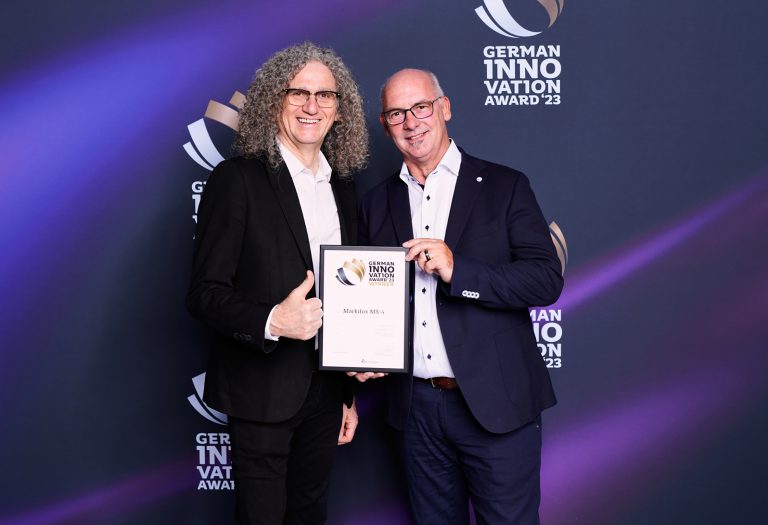 Michael Gerling, Geschäftsführer für Technik und Produktion bei markilux, und Sven Kröner, Leiter der Abteilung Entwicklung und Konstruktion, haben am 24. Mai den „German Innovation Award“ 2023 für die neue Kassettenmarkise „MX-4“ im „Futurium“ in Berlin entgegengenommen. (Foto: Markilux)