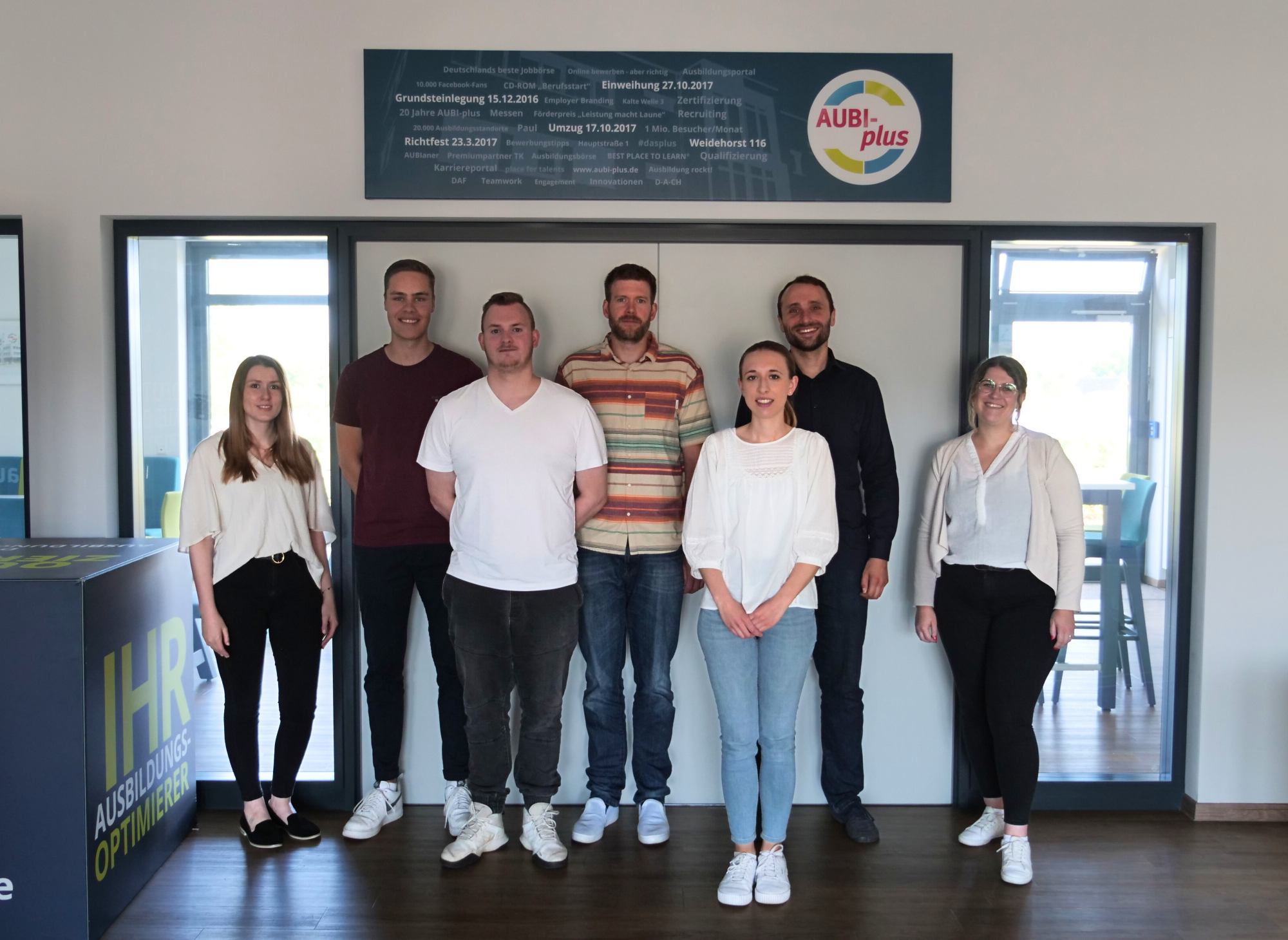 V. l. n. r.: Maureen Strobl (Ausbildungsleitung), Florian Stöver, Jan Schröder und Fabian Köstring (alle IT) sowie Joelina Zelmer, Florian Horstmeier und Corinna Richter (alle Kundenberatung) (Bild: AUBI-plus GmbH)