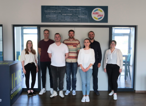 V. l. n. r.: Maureen Strobl (Ausbildungsleitung), Florian Stöver, Jan Schröder und Fabian Köstring (alle IT) sowie Joelina Zelmer, Florian Horstmeier und Corinna Richter (alle Kundenberatung) (Bild: AUBI-plus GmbH)