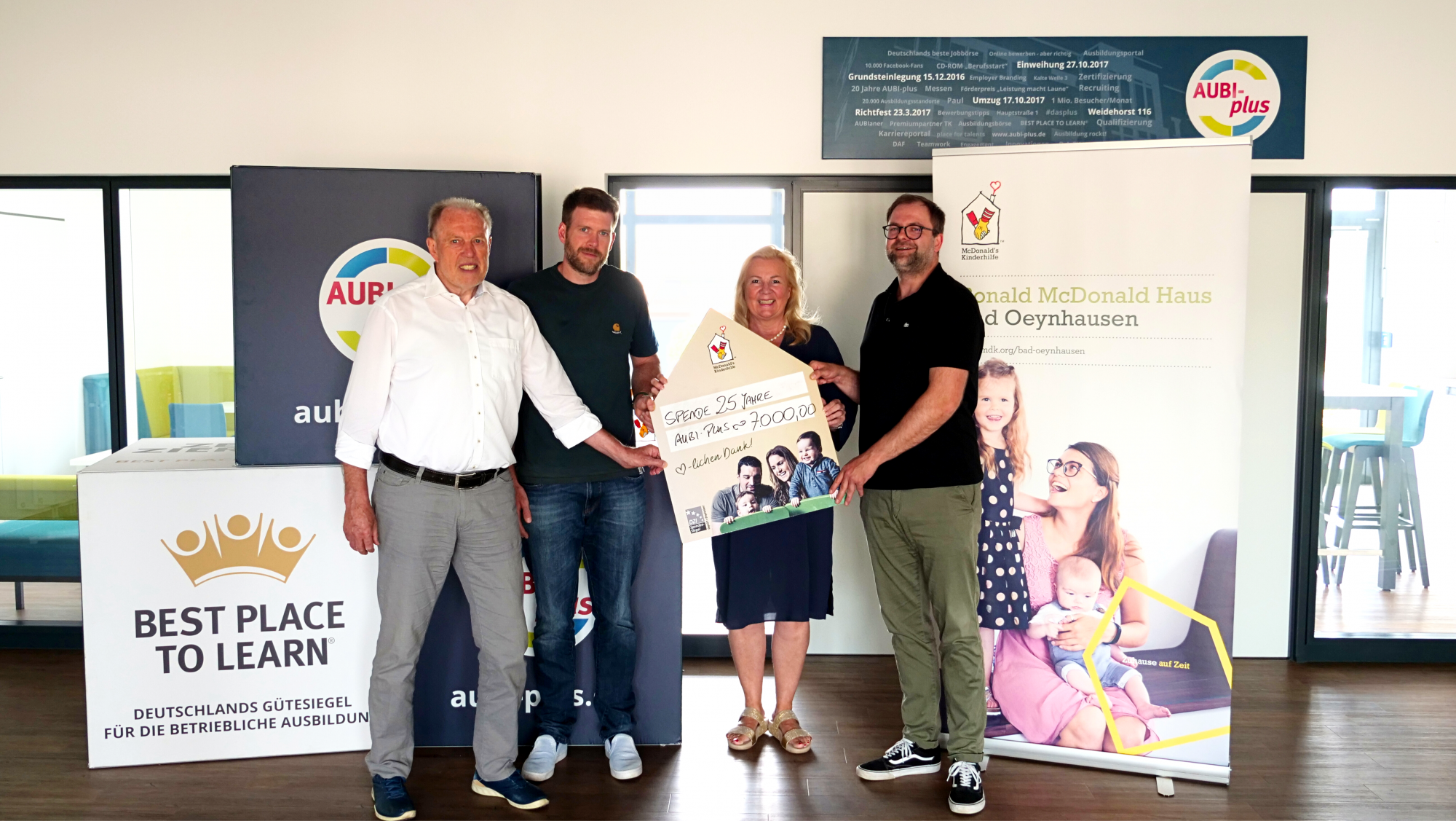 Heiko Köstring, Fabian Köstring und Niels Köstring (Geschäftsführung AUBI-plus) bei der Spendenübergabe an Stefanie Kruse (Leitung Ronald McDonald Haus Bad Oeynhausen). (Bild: AUBIplus GmbH)