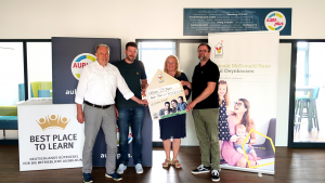 Heiko Köstring, Fabian Köstring und Niels Köstring (Geschäftsführung AUBI-plus) bei der Spendenübergabe an Stefanie Kruse (Leitung Ronald McDonald Haus Bad Oeynhausen). (Bild: AUBIplus GmbH)