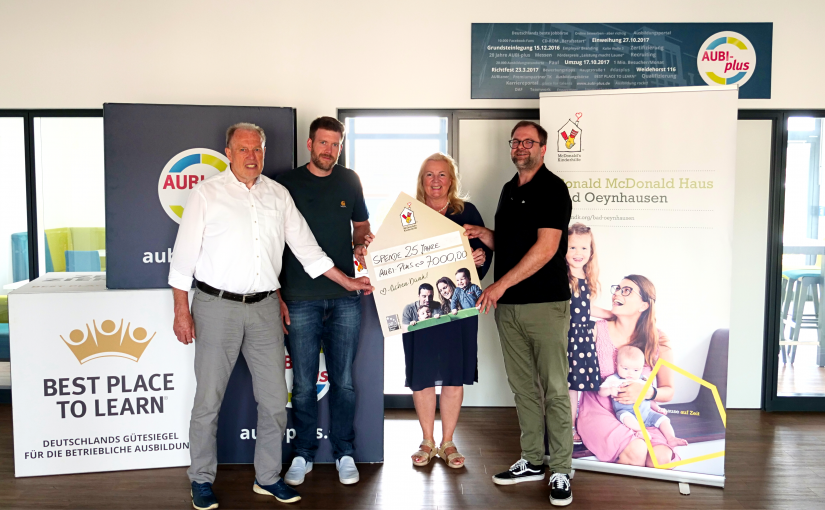 Heiko Köstring, Fabian Köstring und Niels Köstring (Geschäftsführung AUBI-plus) bei der Spendenübergabe an Stefanie Kruse (Leitung Ronald McDonald Haus Bad Oeynhausen). (Bild: AUBIplus GmbH)