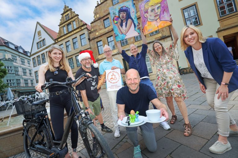 Von links: Kim Eileen Jodszuweit (AUFTAKT Musikkooperative Bielefeld e.V.), Jochen Vahle (Newtone), Marcus Langer und Henner Zimmat (Kaufmannschaft Altstadt), Dietrich Schulze und Susanne Schmidt-Minuth (Musik- und Kunstschule Bielefeld), Julia Lehmann (Bielefeld Marketing). (Foto: Bielefeld Marketing GmbH, Sarah Jonek)