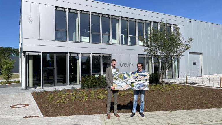 Ingo Niehaus, EWG für Rheine mbH und Christian Ahrens, Fa. Purelink (v.l.n.r.) vor dem Erweiterungsbau (Foto: EWG Rheine)