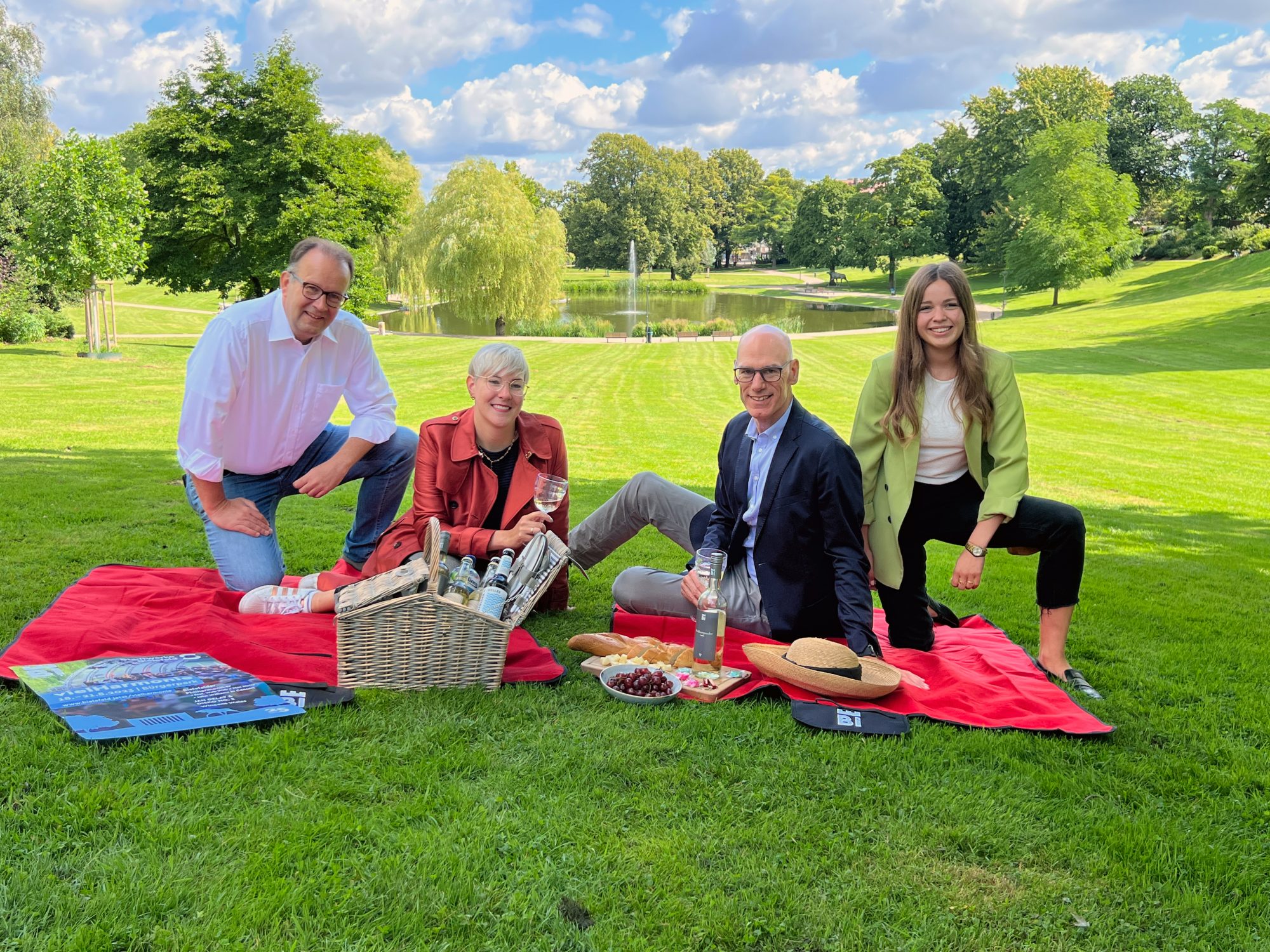 (v. l.) Martin Knabenreich, Katharina Schilberg (beide Bielefeld Marketing) und Rainer Müller (Stadtwerke Bielefeld) beim Probe-Picknick im Bürgerpark. (Foto: Bielefeld Marketing)