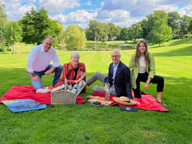 (v. l.) Martin Knabenreich, Katharina Schilberg (beide Bielefeld Marketing) und Rainer Müller (Stadtwerke Bielefeld) beim Probe-Picknick im Bürgerpark. (Foto: Bielefeld Marketing)